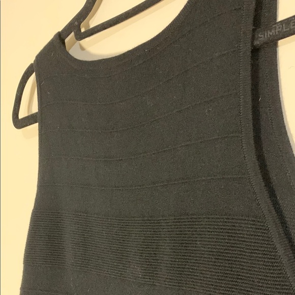 Elegant Black Sleeveless Dress - Picture 4 of 4